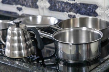 İndüksiyon sobası için paslanmaz çelik yemek takımı.