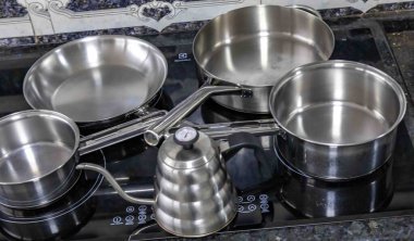 İndüksiyon sobası için paslanmaz çelik yemek takımı.