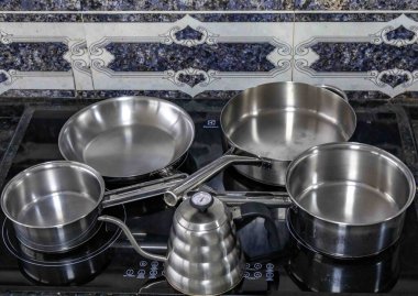 İndüksiyon sobası için paslanmaz çelik yemek takımı.