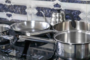 İndüksiyon sobası için paslanmaz çelik yemek takımı.