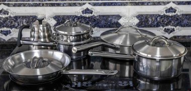 İndüksiyon sobası için paslanmaz çelik yemek takımı.