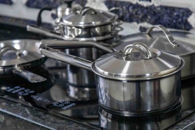 İndüksiyon sobası için paslanmaz çelik yemek takımı.