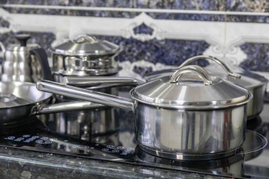 İndüksiyon sobası için paslanmaz çelik yemek takımı.