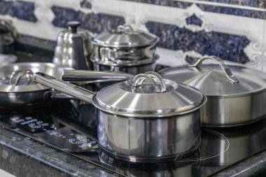 İndüksiyon sobası için paslanmaz çelik yemek takımı.