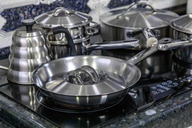 İndüksiyon sobası için paslanmaz çelik yemek takımı.