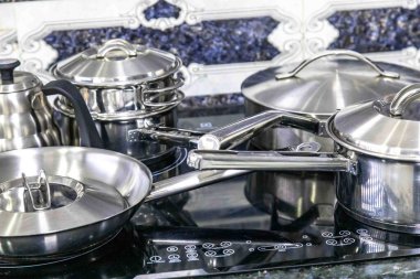 İndüksiyon sobası için paslanmaz çelik yemek takımı.