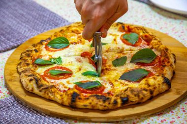 Geleneksel Napoli pizzası margherita, vera Napoli pizzası