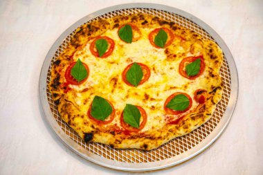 Geleneksel Napoli pizzası margherita, vera Napoli pizzası
