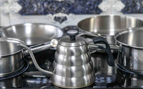 İndüksiyon sobası için paslanmaz çelik yemek takımı.