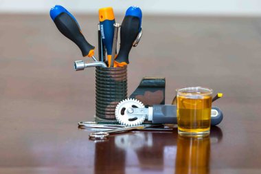 Sanatsal bir şekilde düzenlenmiş rastgele nesnelerin bir karışımıyla natürmort yaşam tarzı fotoğrafçılığı