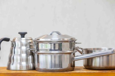 Sanatsal bir şekilde düzenlenmiş rastgele nesnelerin bir karışımıyla natürmort yaşam tarzı fotoğrafçılığı