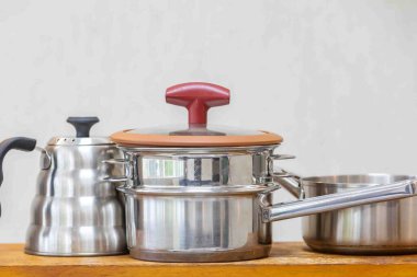 Sanatsal bir şekilde düzenlenmiş rastgele nesnelerin bir karışımıyla natürmort yaşam tarzı fotoğrafçılığı