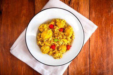 Geleneksel Brezilya yemeği olan pirinç, tavuk ve pequi (Brezilya caryocar), Goiana tavuk güveci olarak bilinir..