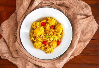 Geleneksel Brezilya yemeği olan pirinç, tavuk ve pequi (Brezilya caryocar), Goiana tavuk güveci olarak bilinir..