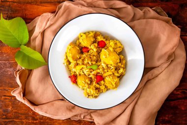 Geleneksel Brezilya yemeği olan pirinç, tavuk ve pequi (Brezilya caryocar), Goiana tavuk güveci olarak bilinir..