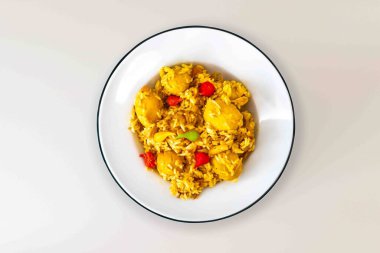 Geleneksel Brezilya yemeği olan pirinç, tavuk ve pequi (Brezilya caryocar), Goiana tavuk güveci olarak bilinir..