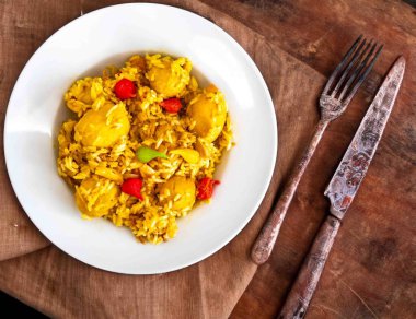 Geleneksel Brezilya yemeği olan pirinç, tavuk ve pequi (Brezilya caryocar), Goiana tavuk güveci olarak bilinir..