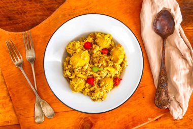 Geleneksel Brezilya yemeği olan pirinç, tavuk ve pequi (Brezilya caryocar), Goiana tavuk güveci olarak bilinir..