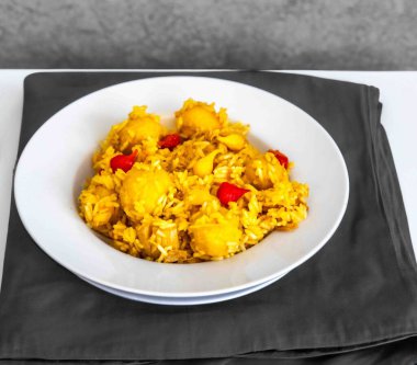 Geleneksel Brezilya yemeği olan pirinç, tavuk ve pequi (Brezilya caryocar), Goiana tavuk güveci olarak bilinir..