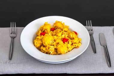 Geleneksel Brezilya yemeği olan pirinç, tavuk ve pequi (Brezilya caryocar), Goiana tavuk güveci olarak bilinir..