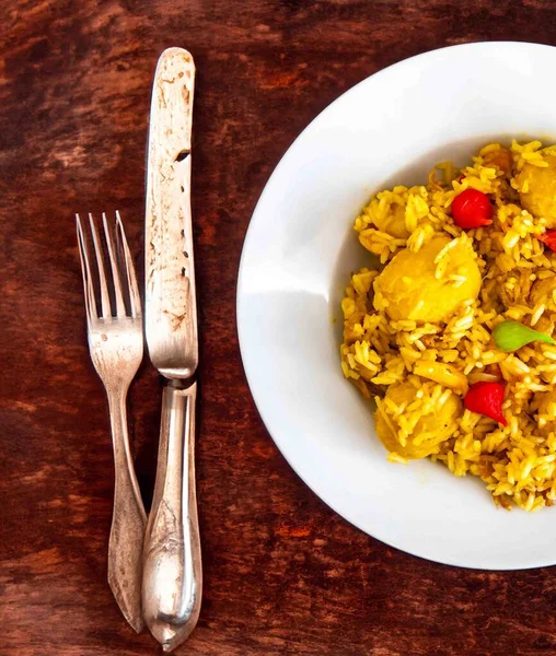 Geleneksel Brezilya yemeği olan pirinç, tavuk ve pequi (Brezilya caryocar), Goiana tavuk güveci olarak bilinir..