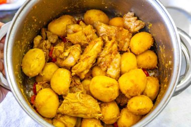 Geleneksel Brezilya yemeği olan pirinç, tavuk ve pequi (Brezilya caryocar), Goiana tavuk güveci olarak bilinir..