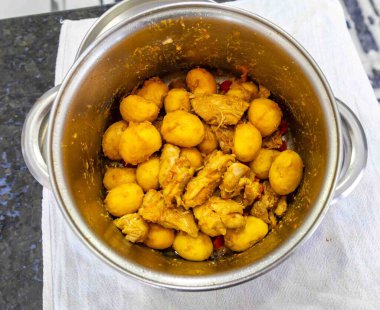 Geleneksel Brezilya yemeği olan pirinç, tavuk ve pequi (Brezilya caryocar), Goiana tavuk güveci olarak bilinir..