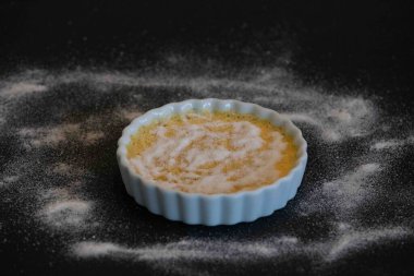 Crme brle, creme brule. Klasik Creme brule alev aldı. Yanan, alevler, lahana, vanilya çekirdeği, pürmüz, şeker, pürmüz.