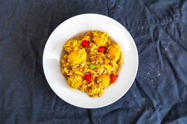 Geleneksel Brezilya yemeği olan pirinç, tavuk ve pequi (Brezilya caryocar), Goiana tavuk güveci olarak bilinir..