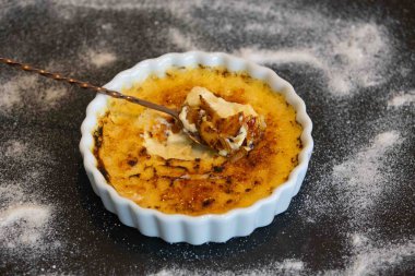 Crme brle, creme brule. Klasik Creme brule alev aldı. Yanan, alevler, lahana, vanilya çekirdeği, pürmüz, şeker, pürmüz.