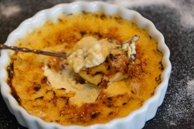 Crme brle, creme brule. Klasik Creme brule alev aldı. Yanan, alevler, lahana, vanilya çekirdeği, pürmüz, şeker, pürmüz.