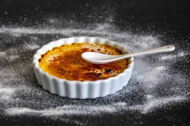 Crme brle, creme brule. Klasik Creme brule alev aldı. Yanan, alevler, lahana, vanilya çekirdeği, pürmüz, şeker, pürmüz.