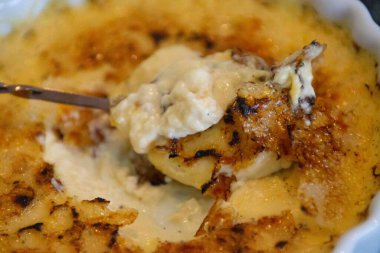 Crme brle, creme brule. Klasik Creme brule alev aldı. Yanan, alevler, lahana, vanilya çekirdeği, pürmüz, şeker, pürmüz.