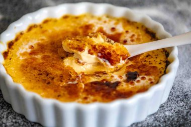 Crme brle, creme brule. Klasik Creme brule alev aldı. Yanan, alevler, lahana, vanilya çekirdeği, pürmüz, şeker, pürmüz.