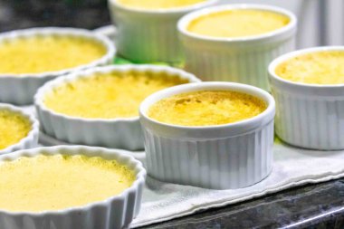 Crme brle, creme brule. Klasik Creme brule alev aldı. Yanan, alevler, lahana, vanilya çekirdeği, pürmüz, şeker, pürmüz.