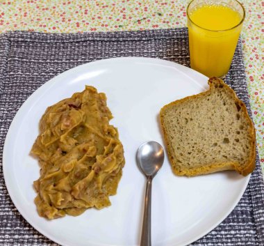 Zapraska, zapatchka ya da zaprachka olarak bilinen en geleneksel ve en eski Ukrayna tarifi, kavrulmuş buğday lapası ve kızarmış sosis ile yapılır..