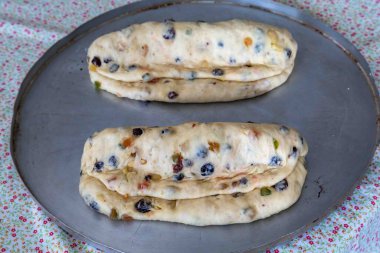 Fırında pişirilmemiş somunlar fırına atılmaya hazır..