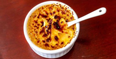 Klasik Creme Brulee Ramekin 'in içinde kaşıkla