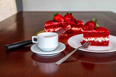 Lezzetli Kırmızı Kadife Pasta Taze Böğürtlenli Dilimler