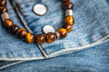 925 gümüşten yapılmış kaplan gözü taşından yapılmış harika bir bilezik. Kuvars grubundan yarı değerli bir mücevher. Altın ve kahverengi tonlar ve kaplan gözüne benzeyen ipeksi bir parıltı..