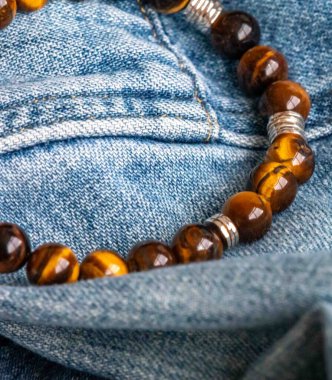 925 gümüşten yapılmış kaplan gözü taşından yapılmış harika bir bilezik. Kuvars grubundan yarı değerli bir mücevher. Altın ve kahverengi tonlar ve kaplan gözüne benzeyen ipeksi bir parıltı..