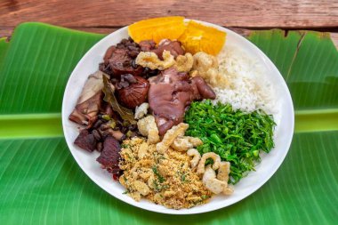 Pirinç, farofa, lahana, portakal, çatırtı ile en iyi, en geleneksel ve gerçek Brezilya feijoadası. Brezilya 'nın Tabak sembolü