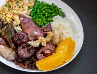 Pirinçli, farofalı, lahanalı, portakallı, çatırdayan en iyi ve en geleneksel Brezilya feijoadası. Brezilya 'nın Tabak sembolü