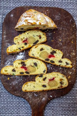 Geleneksel Alman Noel çalıntısı, badem ezmesi, badem ezmesi ve şekerli Alman panettonu.