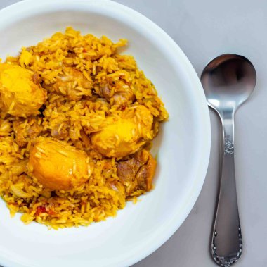 Geleneksel Brezilya yemeği, pilav, tavuk ve pequi, caryocar brasiliense, Goiana tavuk güveci olarak bilinir..