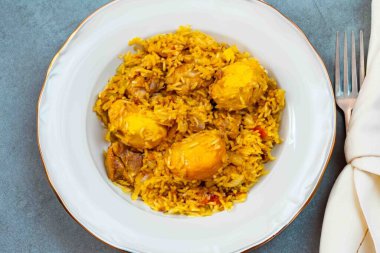 Geleneksel Brezilya yemeği, pilav, tavuk ve pequi, caryocar brasiliense, Goiana tavuk güveci olarak bilinir..