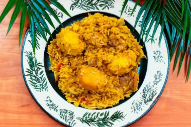 Geleneksel Brezilya yemeği, pilav, tavuk ve pequi, caryocar brasiliense, Goiana tavuk güveci olarak bilinir..