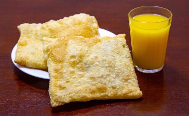 Kızarmış Pastel, Brezilya usulü sokak panayırı pastaları, orijinal ve tipik bir ortam. Şeker kamışı suyu, portakal suyu ve hindistan cevizi suyu..