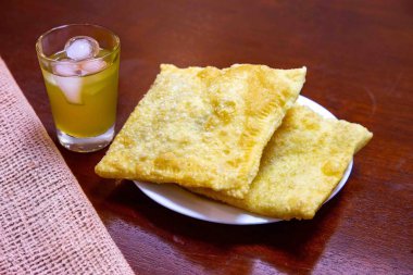 Kızarmış Pastel, Brezilya usulü sokak panayırı pastaları, orijinal ve tipik bir ortam. Şeker kamışı suyu. Pastel de feira