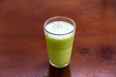  Ferahlatıcı ve enerji verici bir bardak buzlu şeker kamışı suyu..